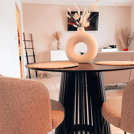 Le Terminal T2 - Parking -aeroport-airbus- Meett